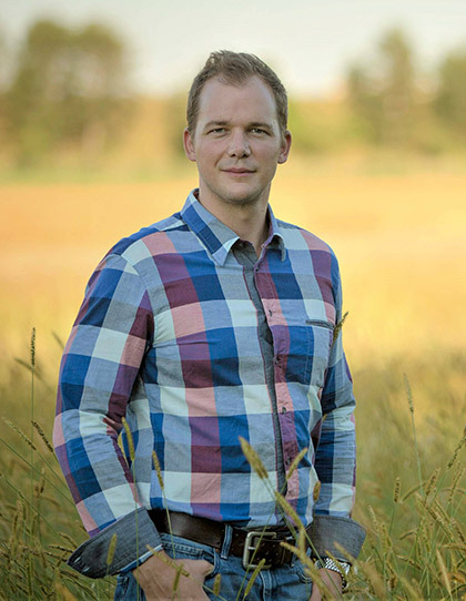 Porträt von Psychotherapeut Alexander Steiner, im Hintergrund ein Feld